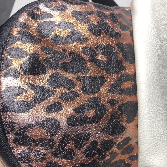 BETSEY JOHNSON ANIMAL PRINT & ROSES LITTLE BACKPACK - Picture 13 of 16